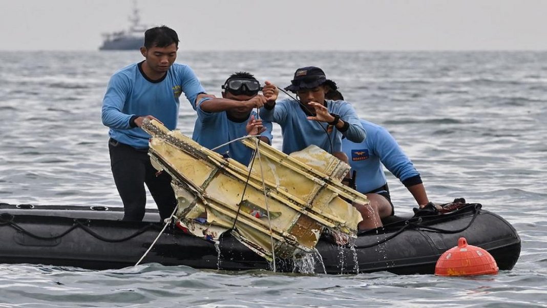 Buzos hallan restos del avión indonesio siniestrado en el fondo del mar de Java
