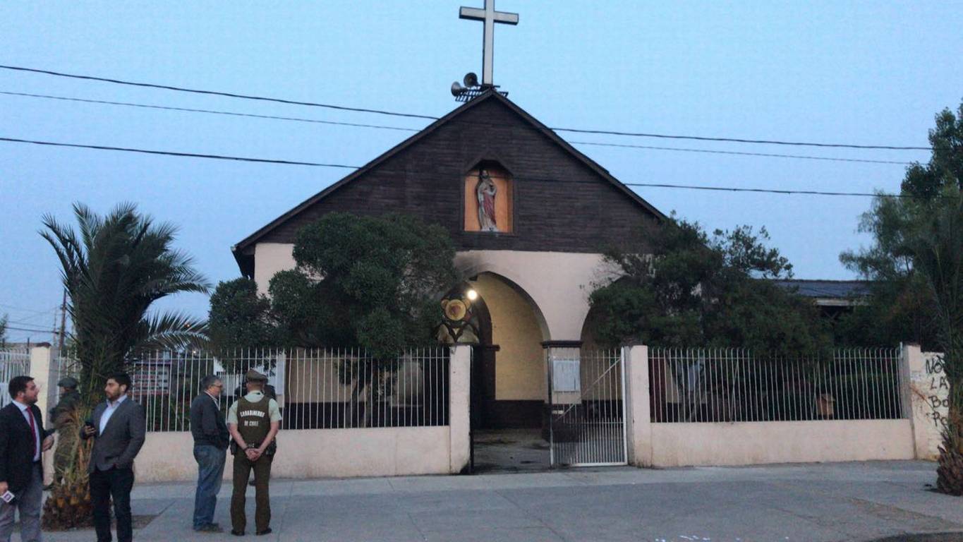Nuevo ataque incendiario contra iglesia católica en Santiago de Chile