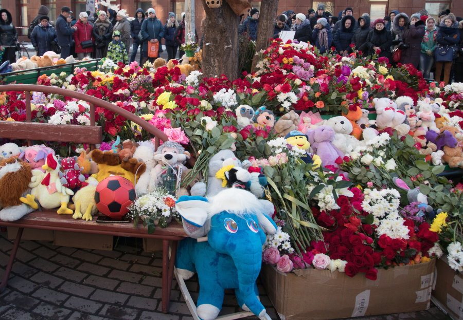 De las 64 víctimas mortales en el centro comercial siberiano, 41 son niños