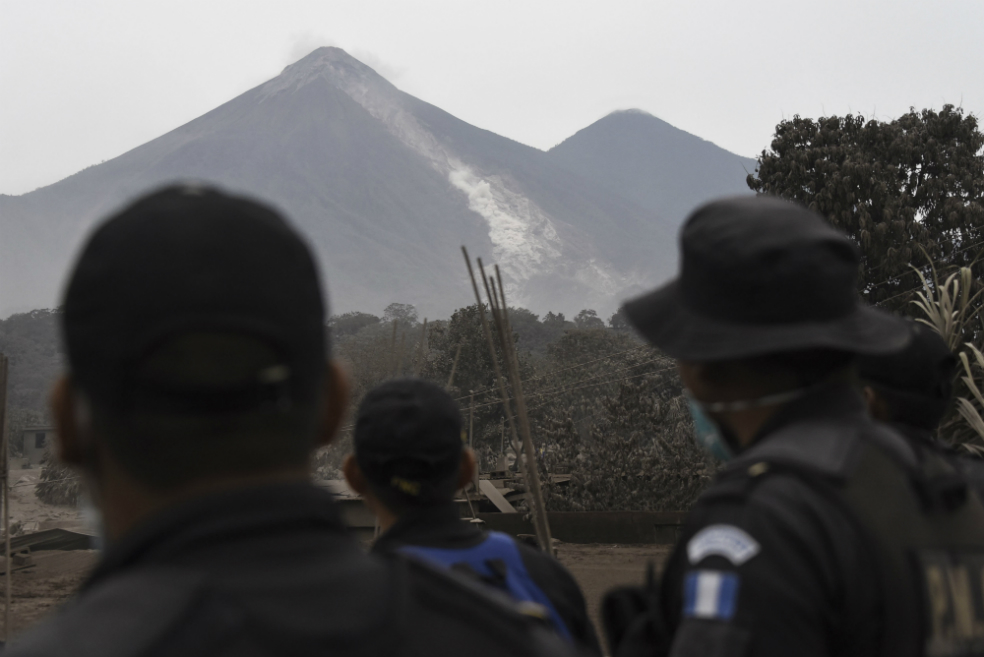 Volcán de Fuego de Guatemala continúa activo y reanudan búsqueda de víctimas