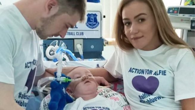 Los padres de Alfie Evans decidirán con los médicos si lo trasladarán a casa