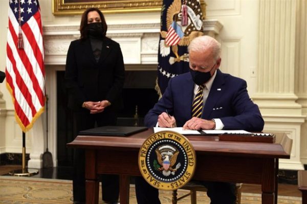 Joe Biden planea restablecer las restricciones por el coronavirus a los viajes desde Reino Unido y Europa