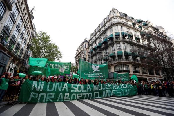 El 59 % de los argentinos está a favor de despenalizar el aborto, según AI