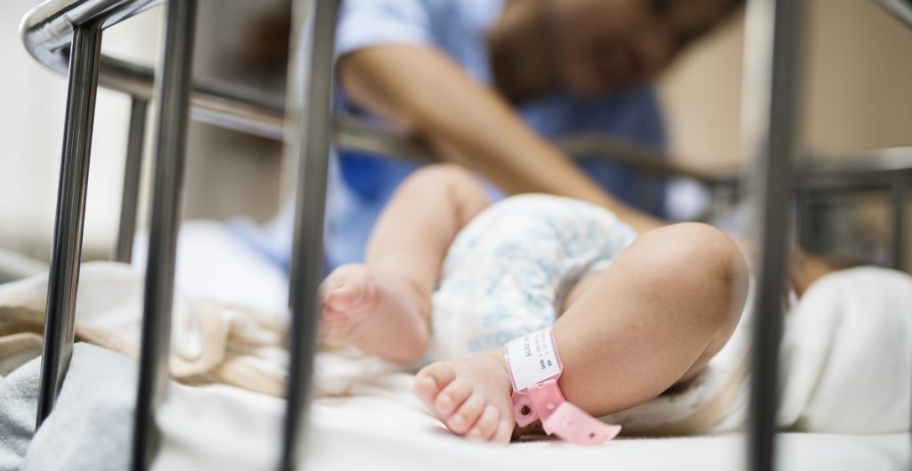 Bebés que quedaron huérfanos por Covid están internados y siguen luchando por sus vidas