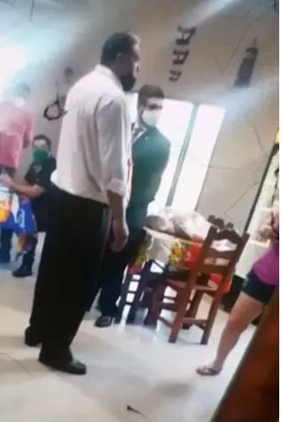Juez intervino el domicilio de una mujer, trató de llevarse un refrigerador aunque no figuraba en la orden judicial y dispuso la prisión por desacato de la dueña