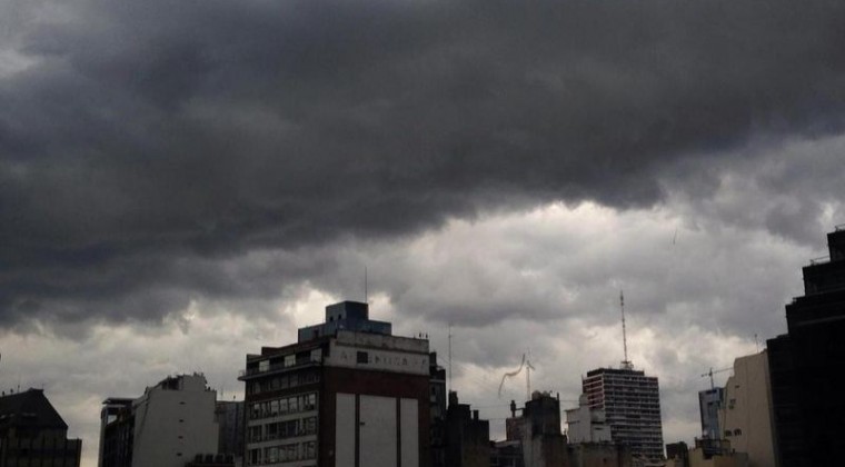 Domingo caluroso con precipitaciones y ocasionales tormentas eléctricas, según Meteorología