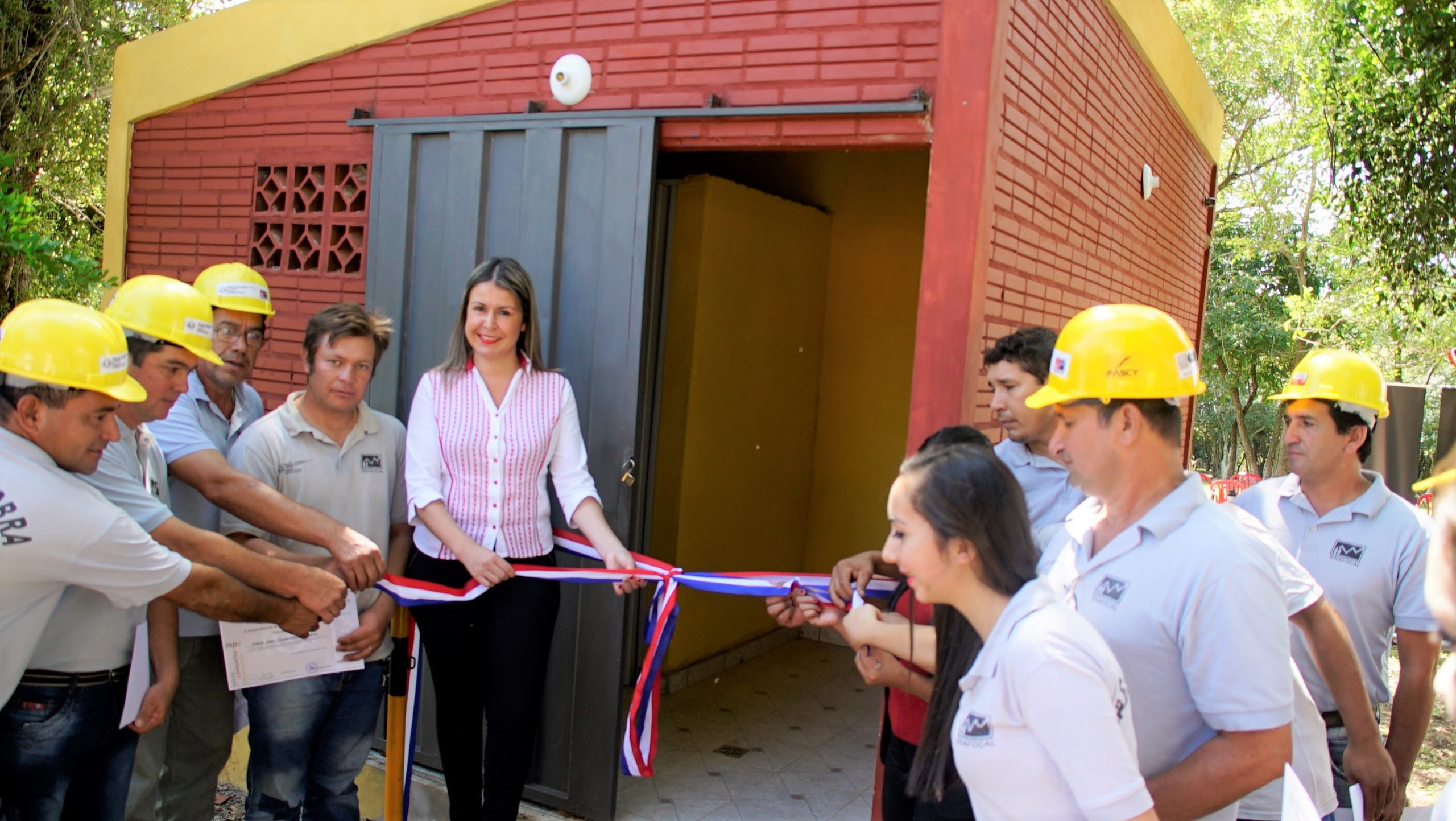 Alumnos construyen sanitario en la plaza Bicentenario de San Juan Del Paraná