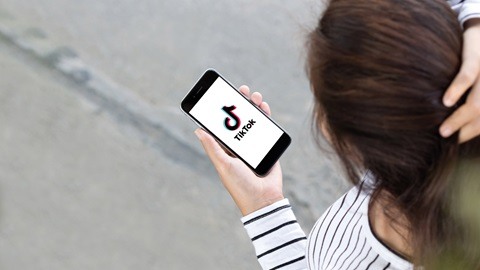 Una niña muere asfixiada en Italia mientras hacía un desafío de TikTok