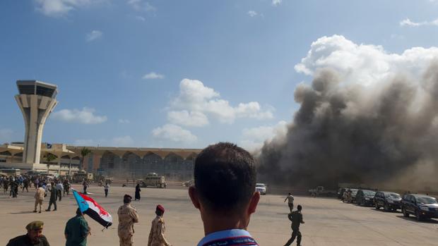 Decenas de muertos y heridos en un ataque en el aeropuerto de Yemen tras la llegada del avión con el nuevo Gobierno