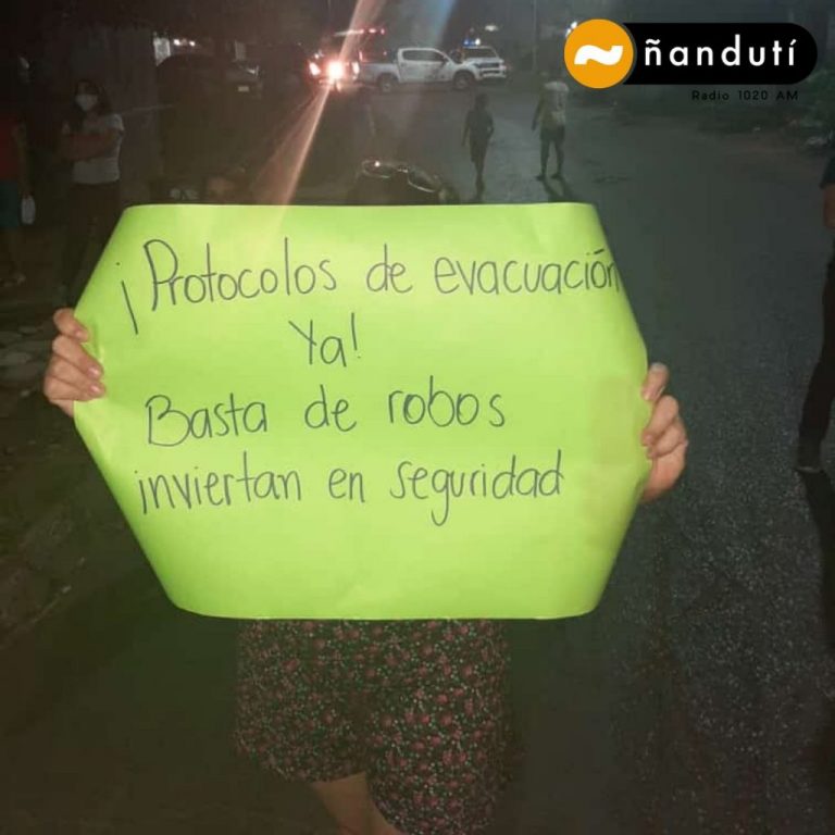 Vecinos de Villa Elisa se manifiestan frente a Petropar para exigir protocolo de evacuación