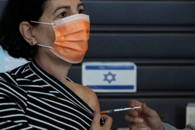 Los casos sintomáticos de Covid-19 cayeron un 94% entre los vacunados con dos dosis en Israel