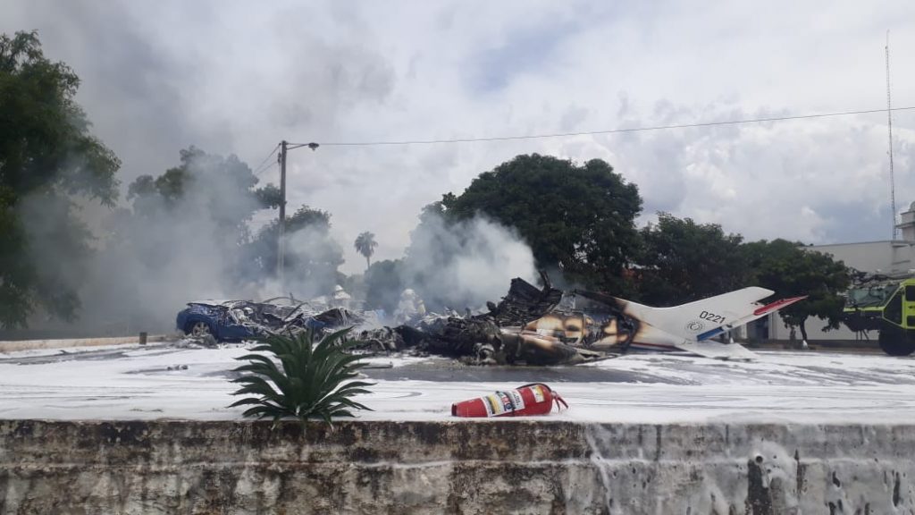 Cae una aeronave en el predio de la Fuerza Aérea