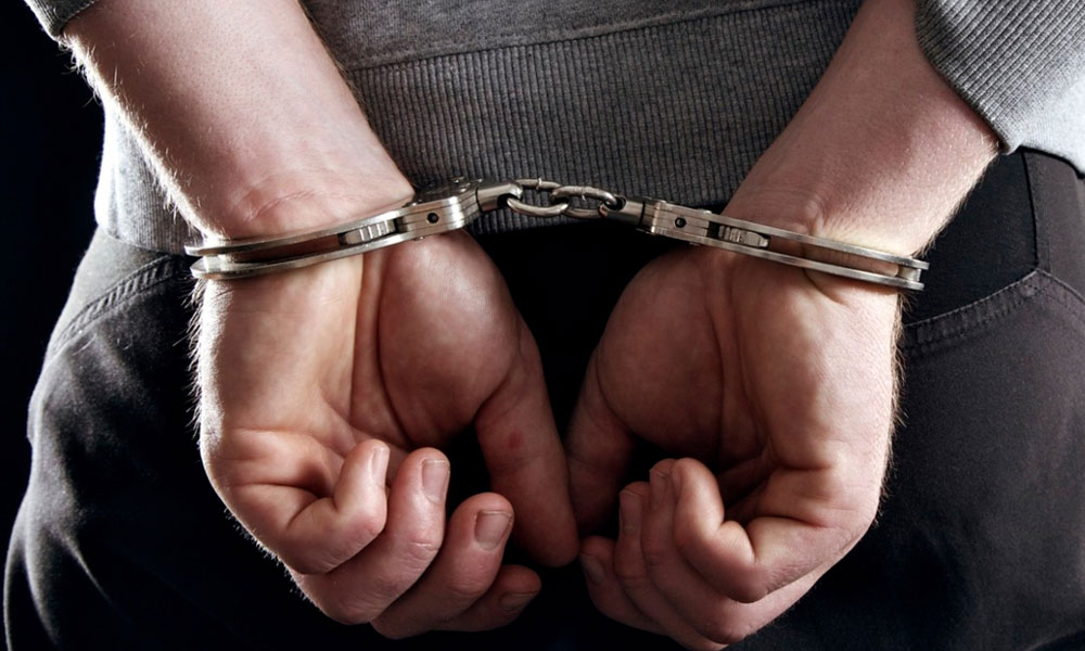 Golpes, quemaduras y malnutrición: detienen en Argentina al padre de una niña de cuatro años y a su pareja por maltrato infantil
