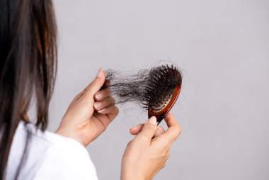 Una mujer se da cuenta de que contrajo el covid-19 solo después de que comenzara a perder «grandes mechones» de cabello