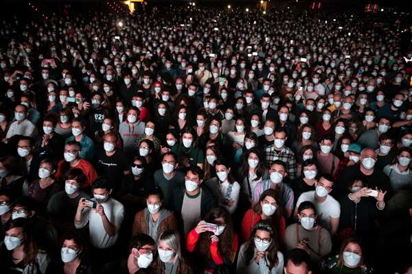 España celebró su primer concierto masivo en pandemia: 5 mil personas sin distancia social