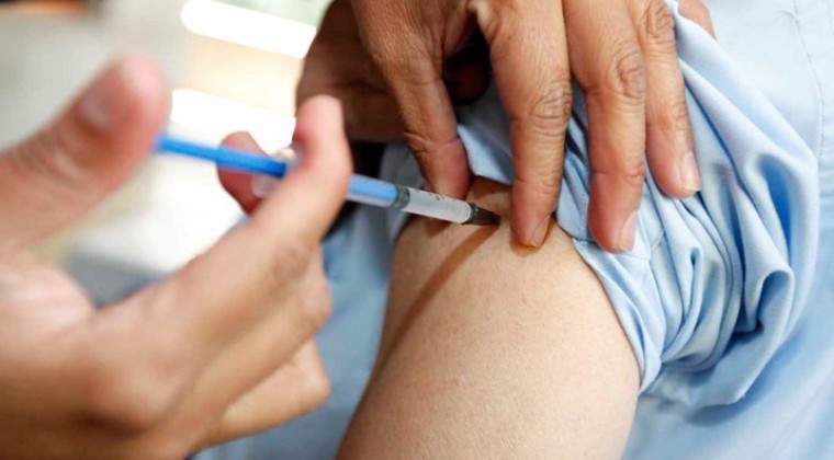 Estudio confirma que las vacunas de Pfizer y Moderna reducen el riesgo de contagiarse COVID