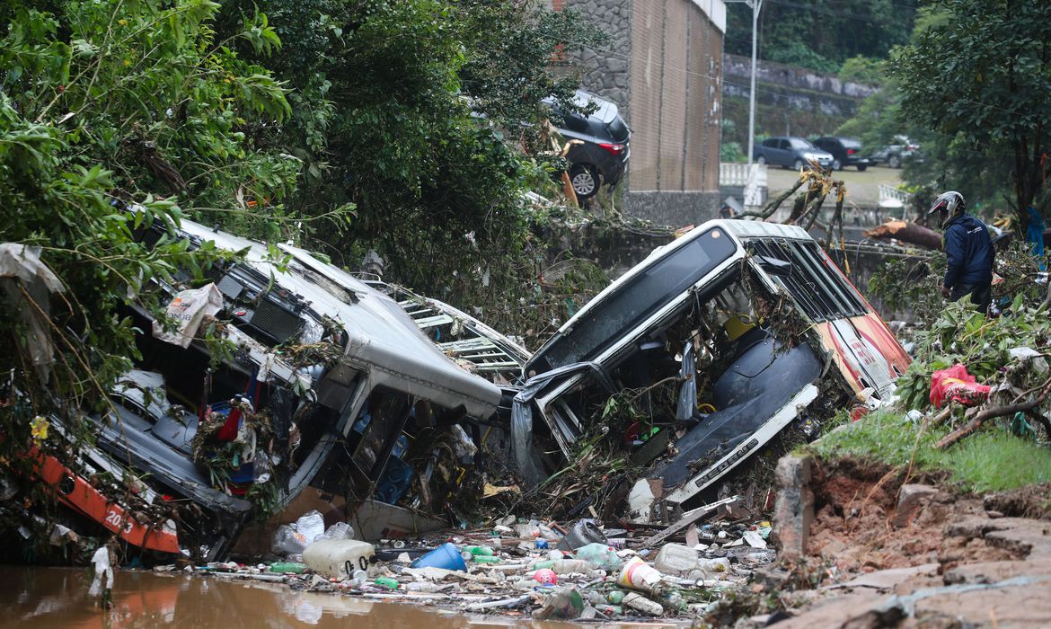Petrópolis: Hay más de cien muertos por el temporal y los familiares buscan a los desaparecidos