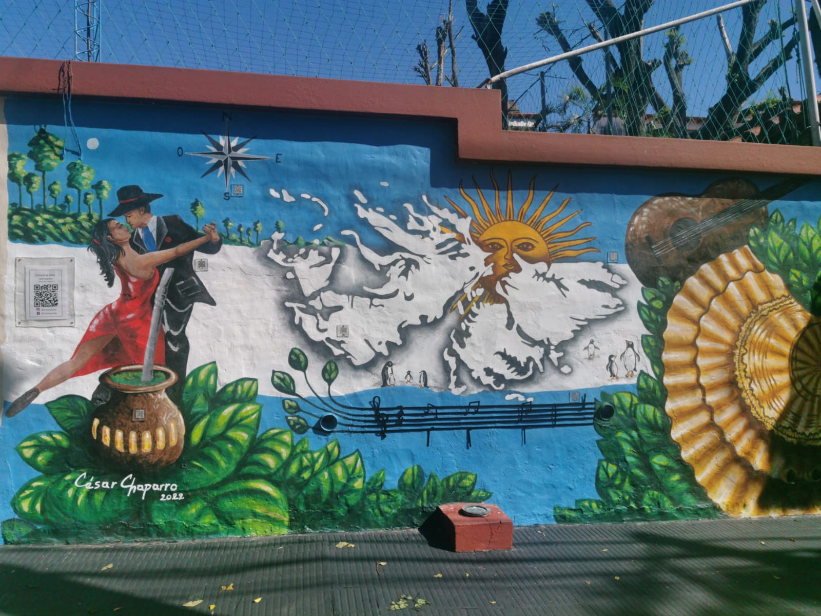 Museo interactivo del Centro Educativo «Los Laureles» hace mural en homenaje a Argentina