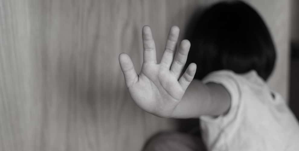 Condenan a 20 años de cárcel a un hombre que abusaba de su nieta biológica y filmaba los abusos