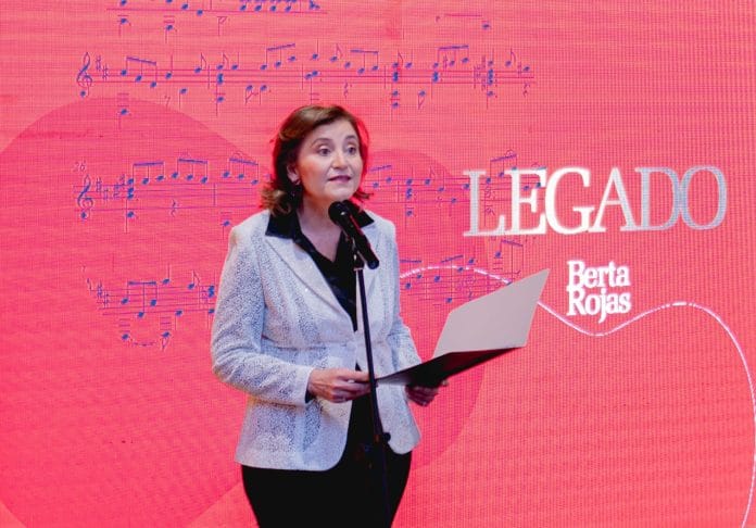 Berta Rojas honra la música de dos pioneras de la guitarra clásica con «Legado»