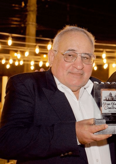 Exitoso empresario termina carrera universitaria a los 72 años y va por su segundo título