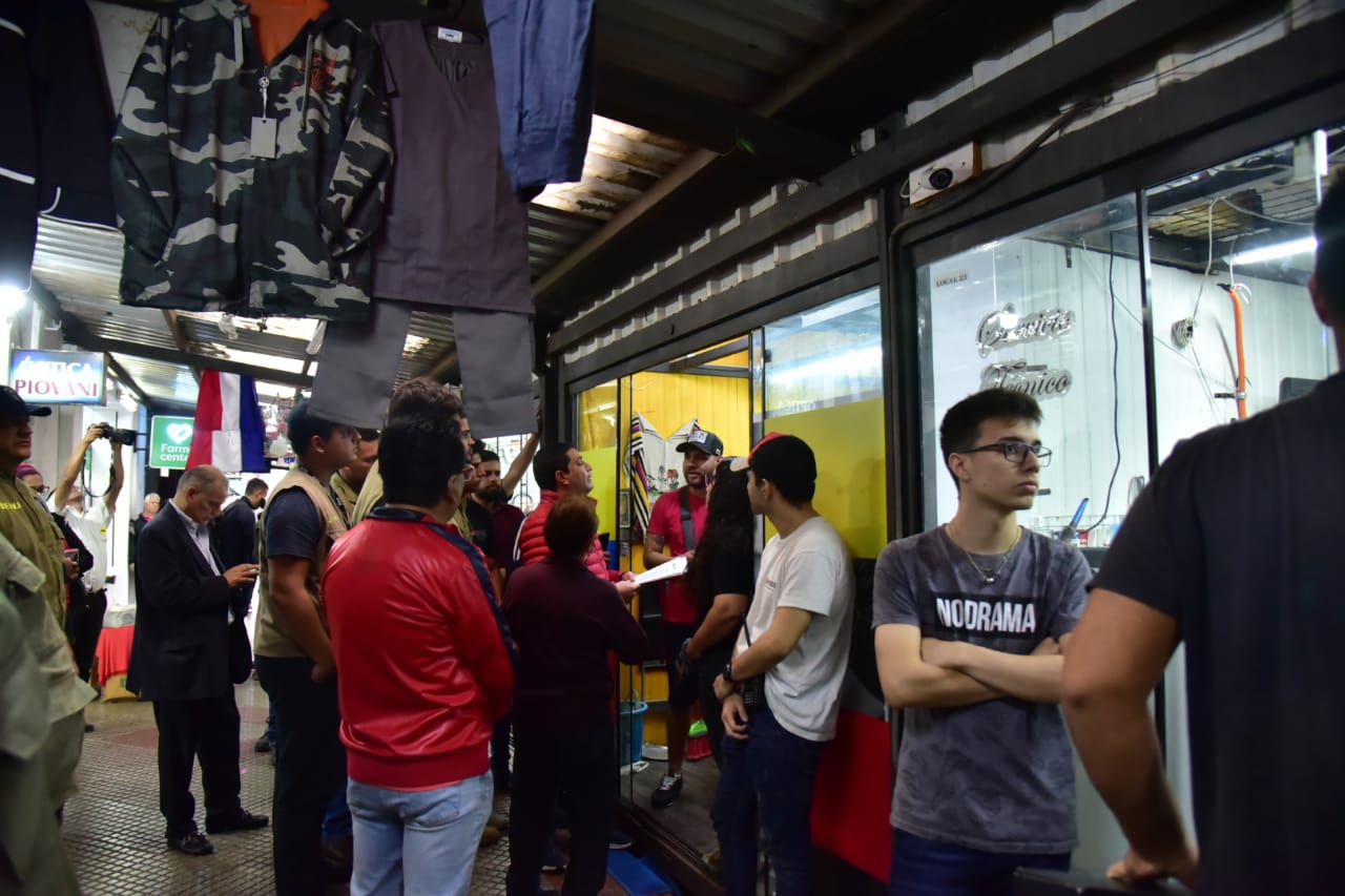 Mercado 4: Desalojan a permisionarios que arrendaban sus contenedores a terceros