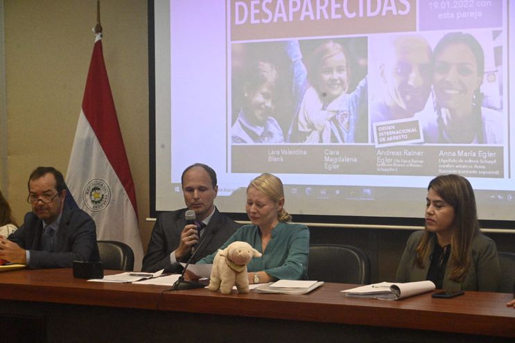 Padres de las niñas alemanas desaparecidas serían antivacunas, según abogado