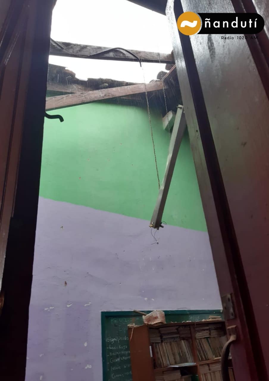 ¡De terror! Cae el  techo en escuela en San Pedro y dicen que hay otras «en peores condiciones»