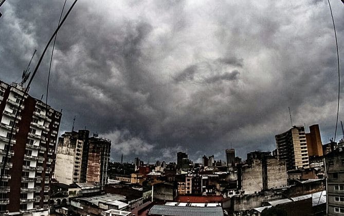 Lluvias con tormentas eléctricas y clima fresco continuarán este domingo, según Meteorología