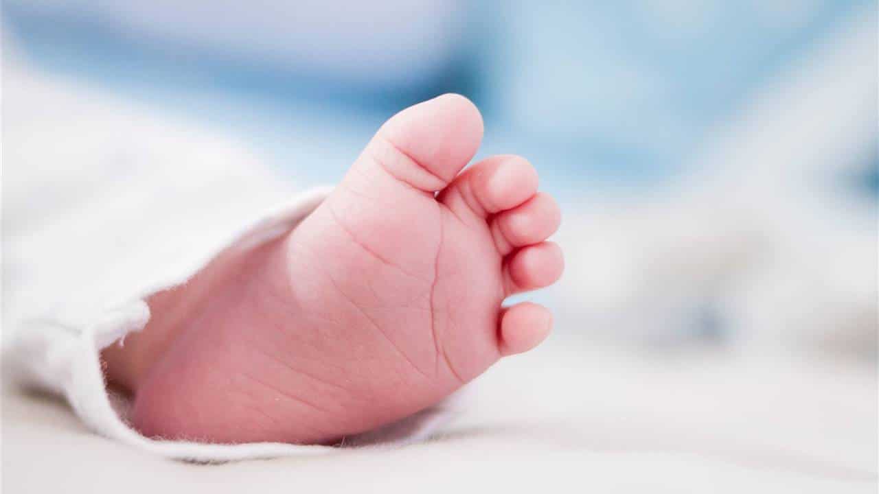 Denuncian que un bebé falleció porque no habrían querido atender a su madre para la cesárea