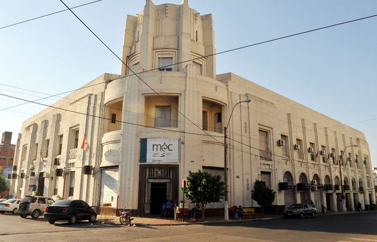 Docente becado denuncia que lo quieren sacar de la planilla pese a que está pagando reemplazos