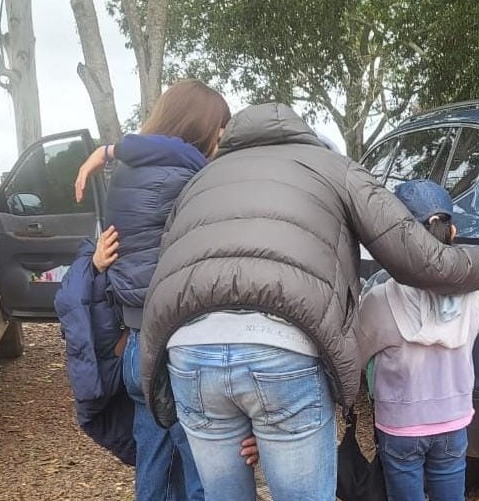 Pareja alemana entrega a las niñas alemanas que estaban desaparecidas