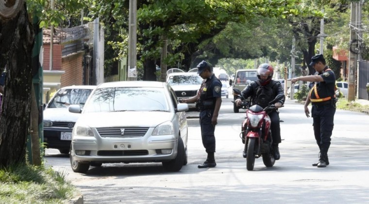 Dos patrulleras y con 15 agentes en adelante: así deben ser las barreras policiales