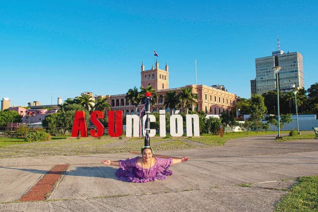 Buscan romper un récord mundial con más de 300 bailarinas de la danza de la botella