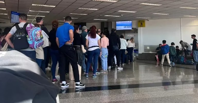 Pasajeros con destino a Madrid están varados en el aeropuerto Silvio Pettirossi