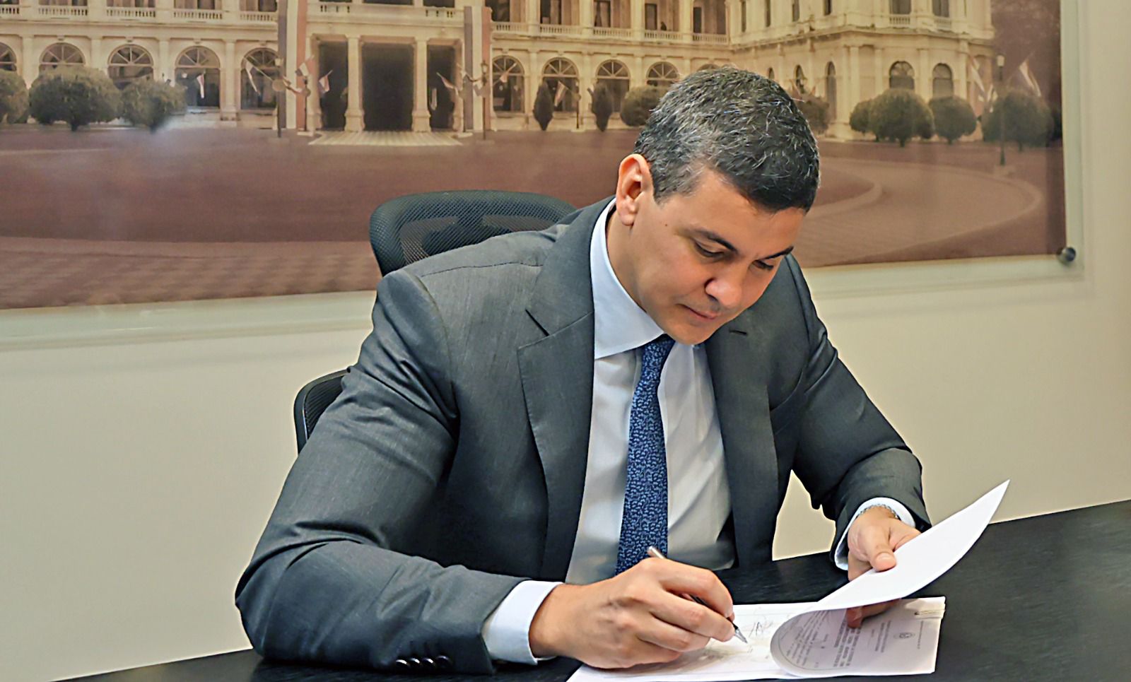 Santiago Peña promulgó la ley que crea el Ministerio de Economía y Finanzas
