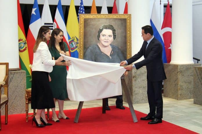 Cancillería recibe en donación cuadro de la primera diplomática paraguaya
