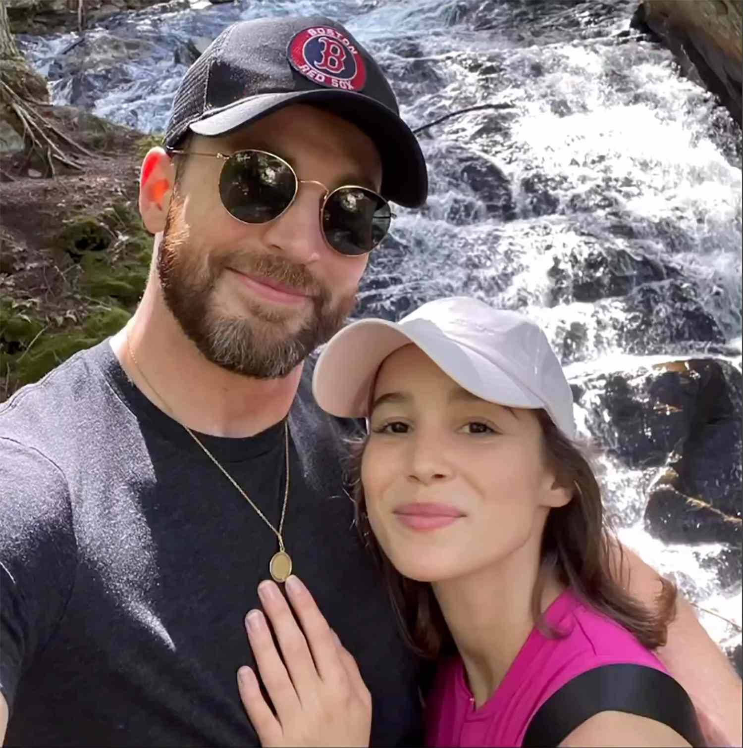 ¡El amor esta en el aire! Chris Evans y Alba Baptista se dieron el «sí»