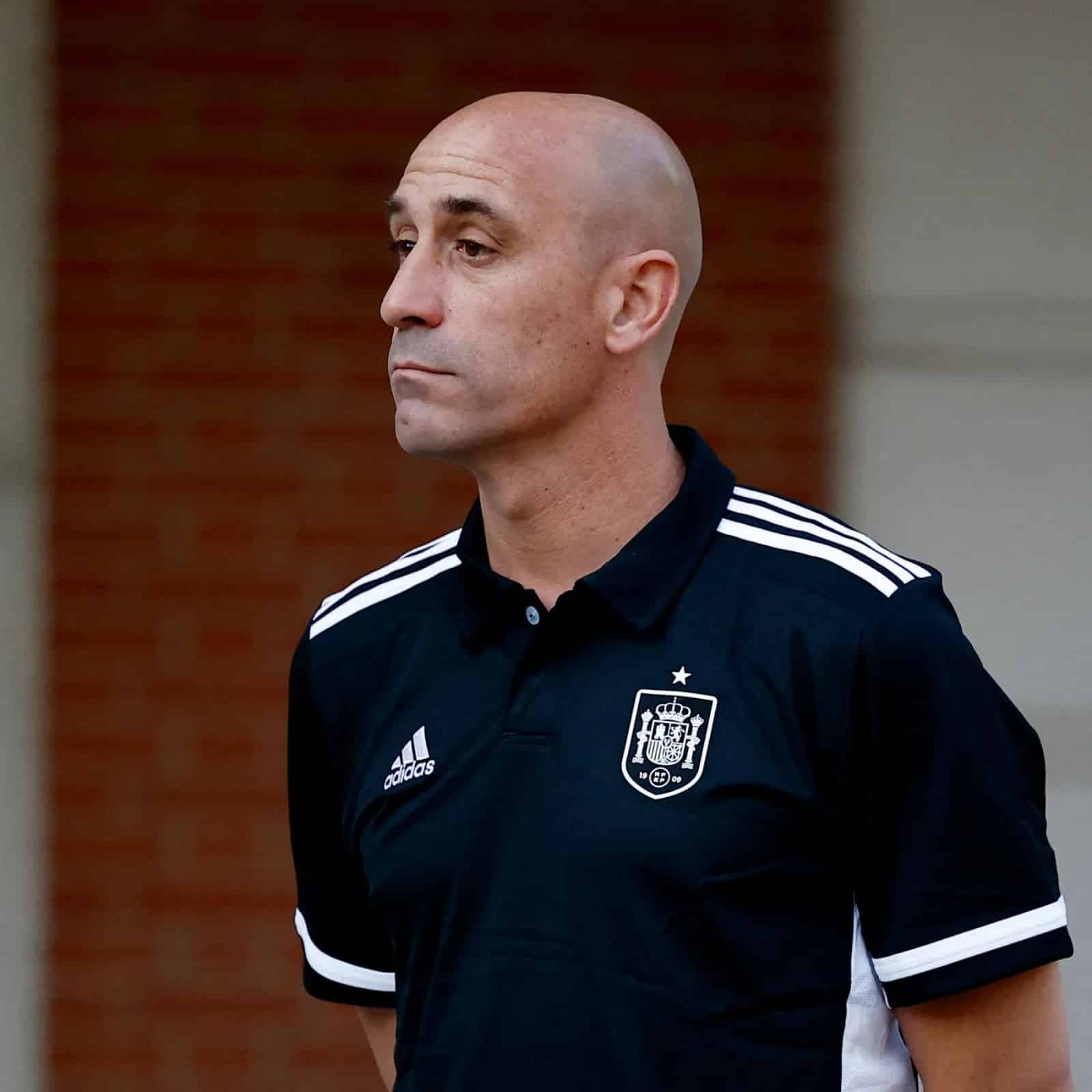 Más problemas para Rubiales: recibió una orden de restricción