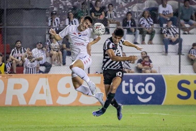 A puro goles: Libertad superó por 3 a 2 a Nacional en el Arsenio Erico