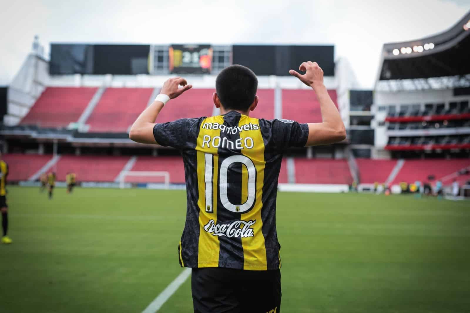 Bernardo Romeo Benítez pasa por un buen momento en Guaraní: «Sueño con jugar en la Premier»