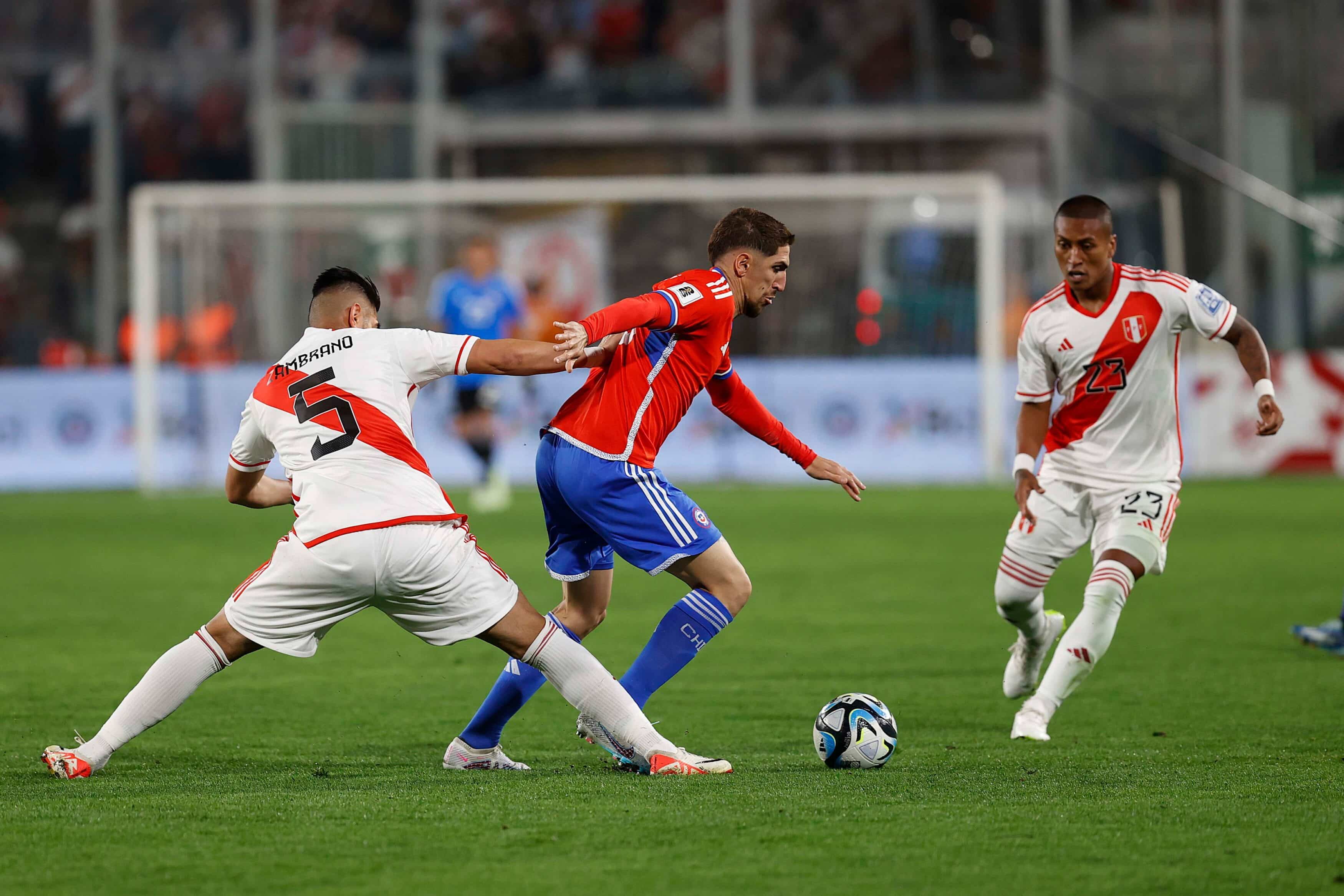 Chile superó por 2 – 0 a Perú
