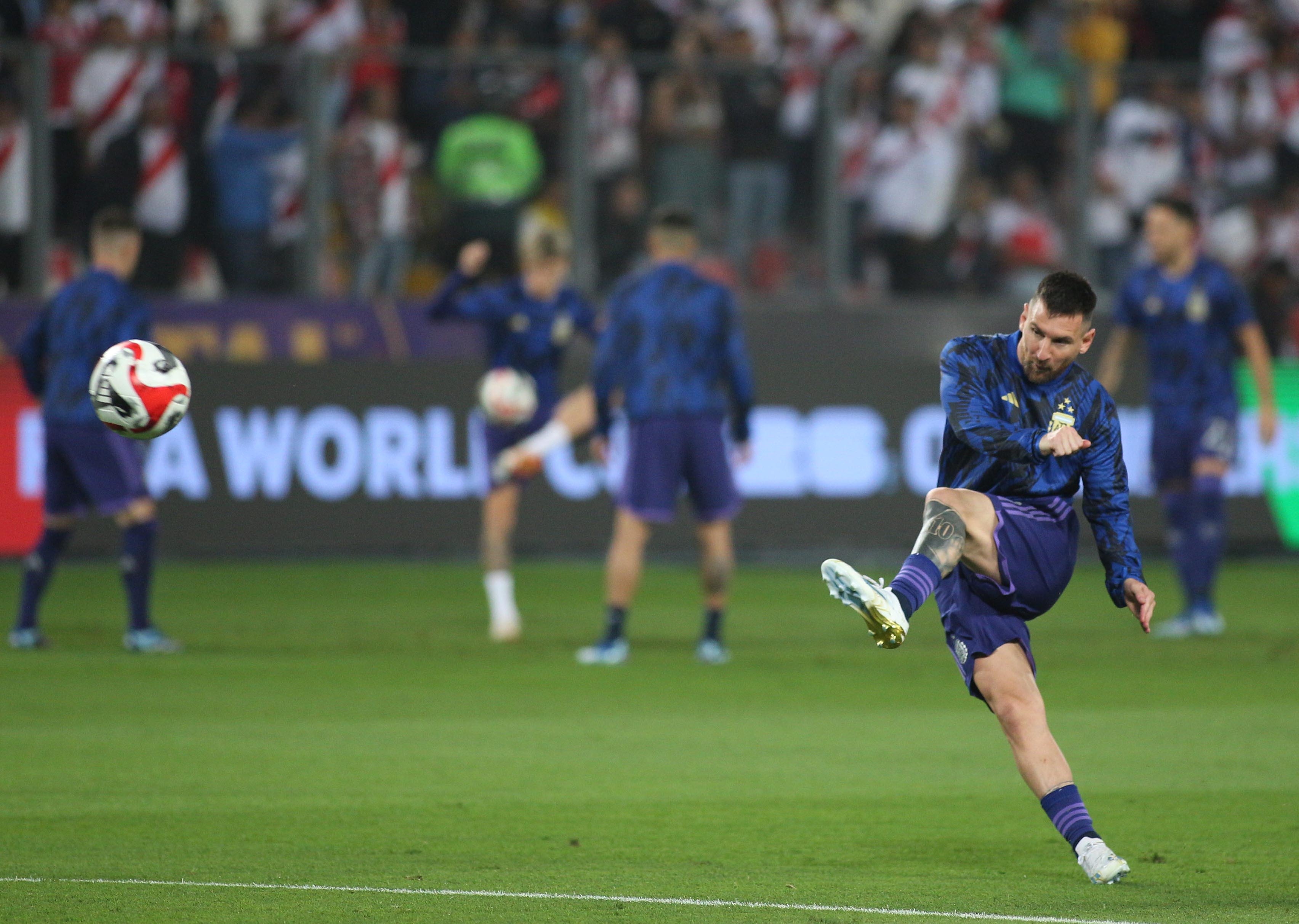 Argentita derrota a Perú con doblete de Messi