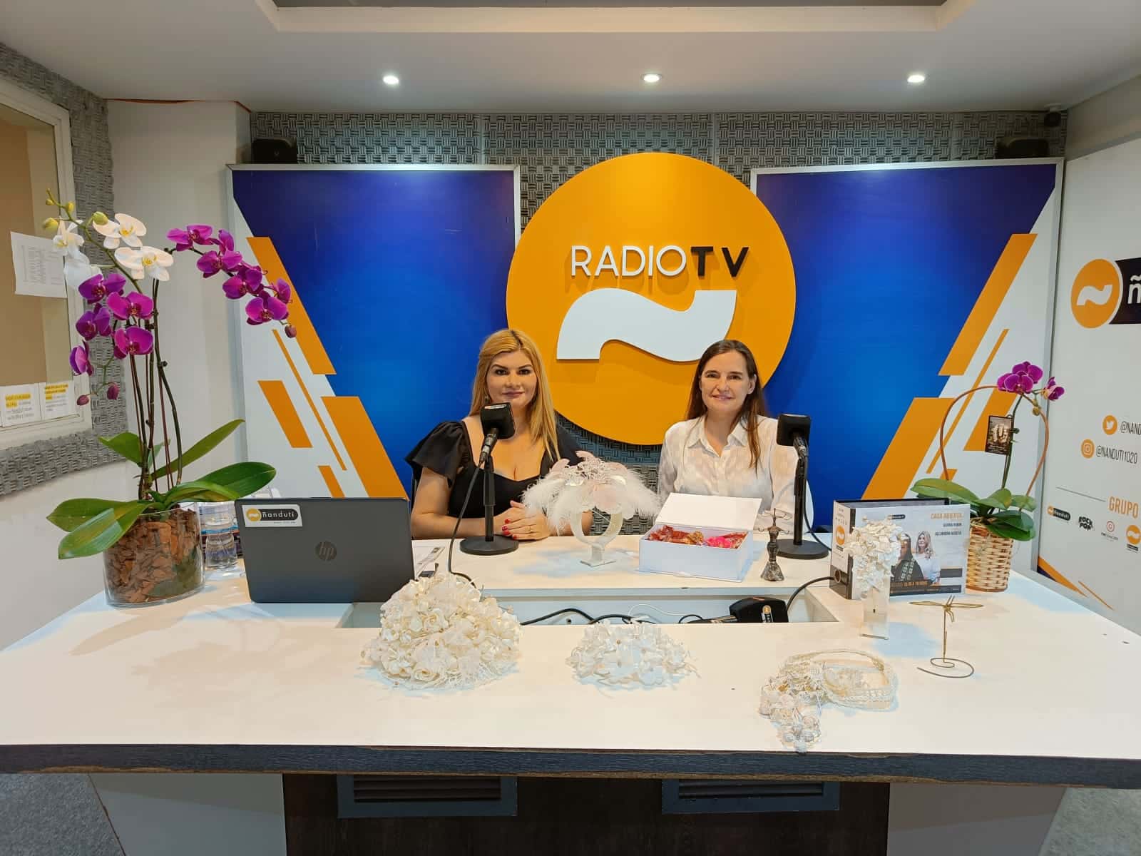 La diseñadora Carmen Andrada lanza un accesorio innovador: «aros de flores en tela»