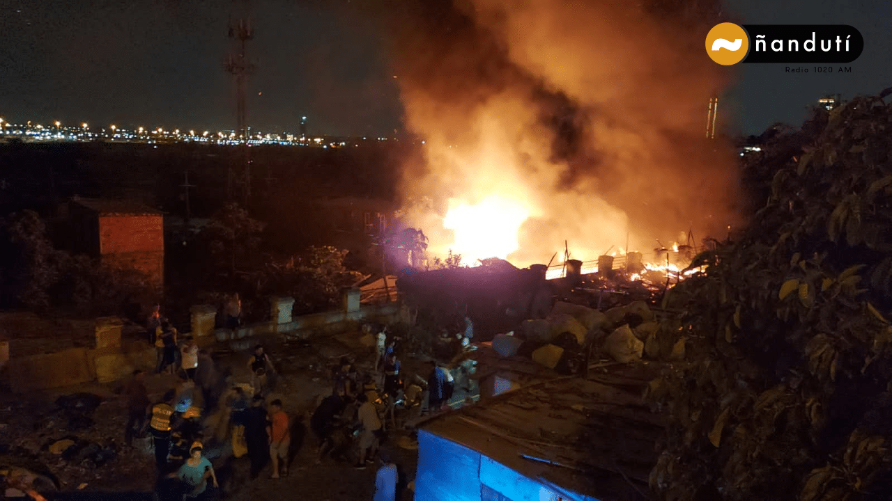 Incendio de gran magnitud consumió aproximadamente 20 viviendas en la Chacarita