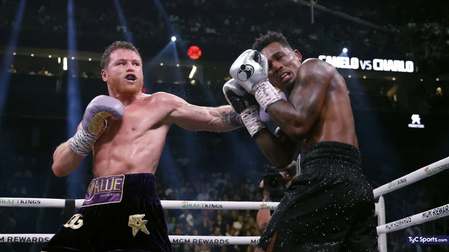 Boxeo: Canelo vence a Charlo y retiene sus títulos mundiales