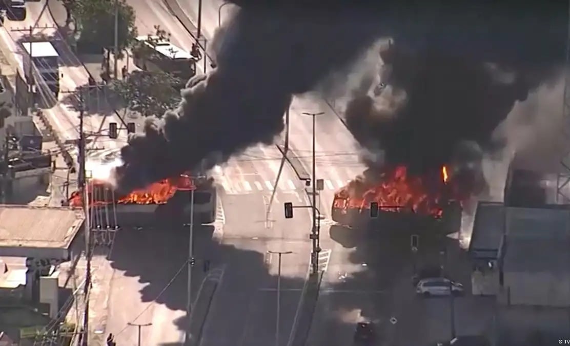 Caos en Brasil por muerte de jefe parapolicial: 35 buses públicos son quemados en Río de Janeiro
