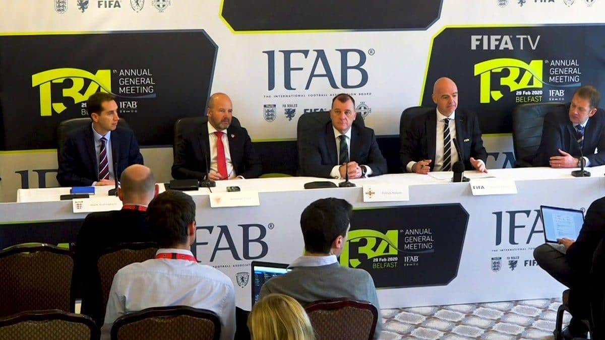 IFAB plantea una revolución en el fútbol: Expulsiones temporales y cámaras en los árbitros
