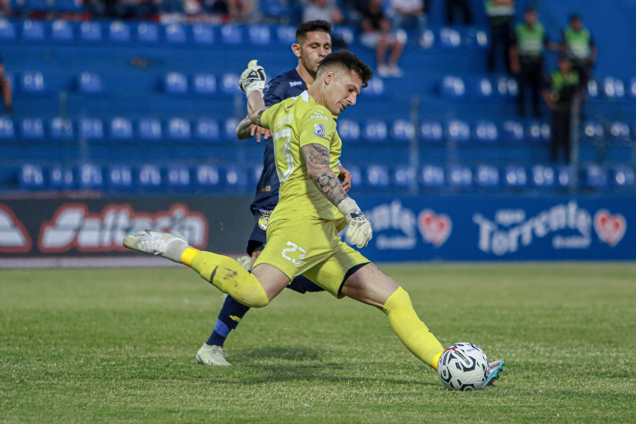 El arquero Gaspar Servio hace historia: 8 goles en 100 partidos oficiales en el fútbol paraguayo
