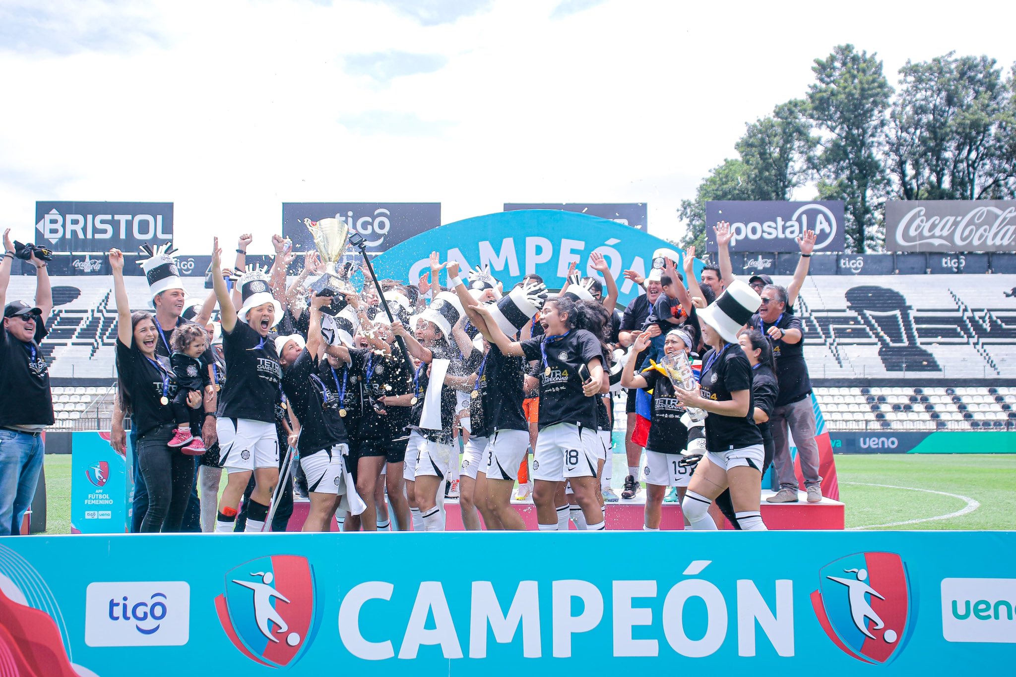 Fútbol Femenino: Las futbolistas de Olimpia son Tetracampeonas de Paraguay